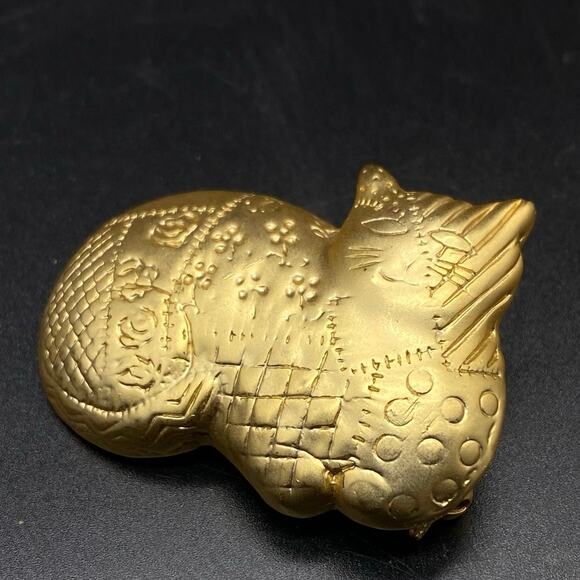 Vintage Gold Tone Quilted‎ Calico Cat Fashion Brooch Scarf Lapel Pin - Picture 2 of 5